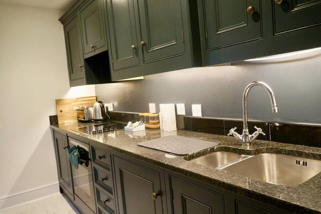 Epic Location, Views & Large Private Terrace Leilighet Windsor Eksteriør bilde