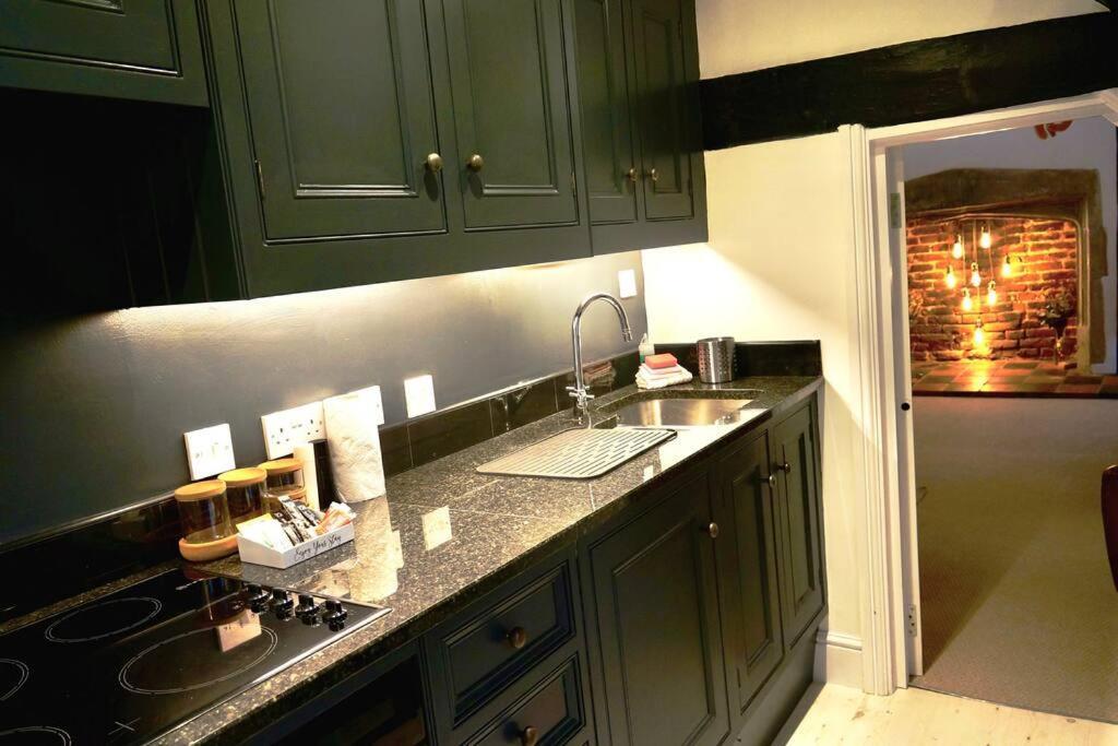 Epic Location, Views & Large Private Terrace Leilighet Windsor Eksteriør bilde